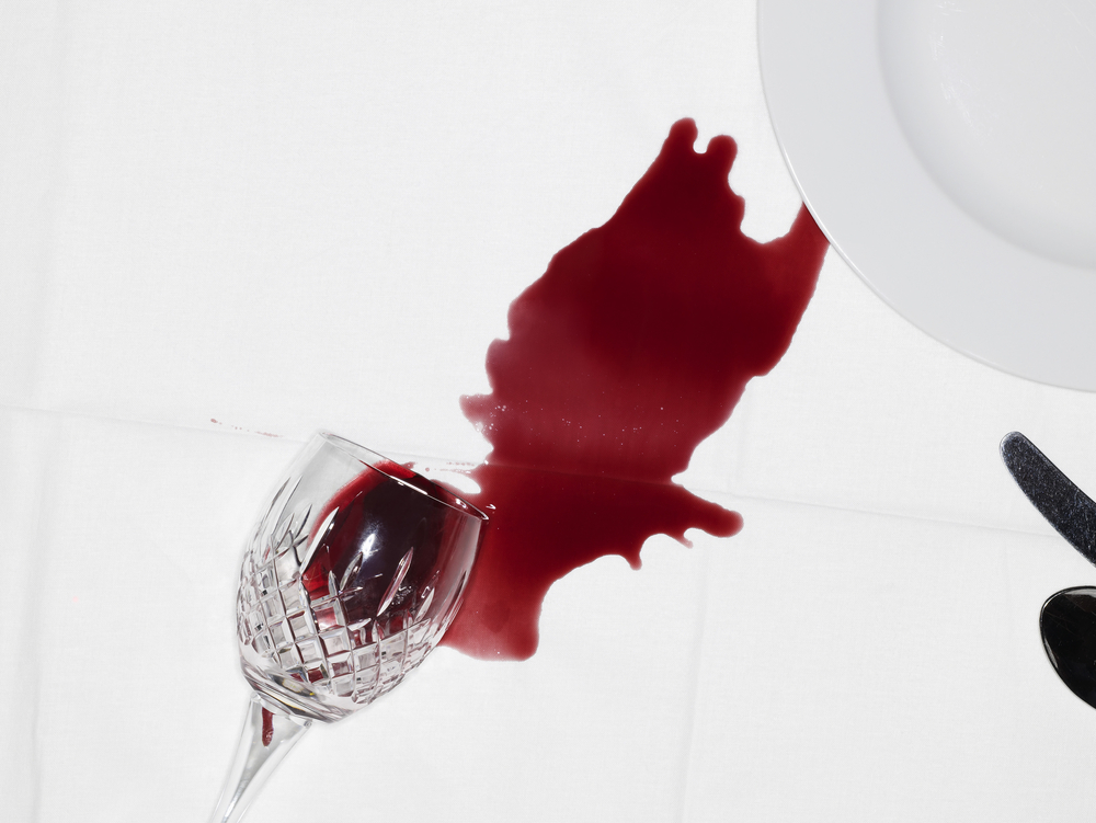 Aanwezigheid Vlek bolvormig Rode wijn vlekken verwijderen? Met deze handleiding zo gepiept! -  WijnenKoning.nl
